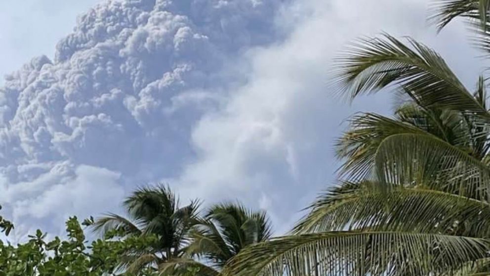 Impactantes imágenes del volcán que cubrió toda una isla con nubes de cenizas