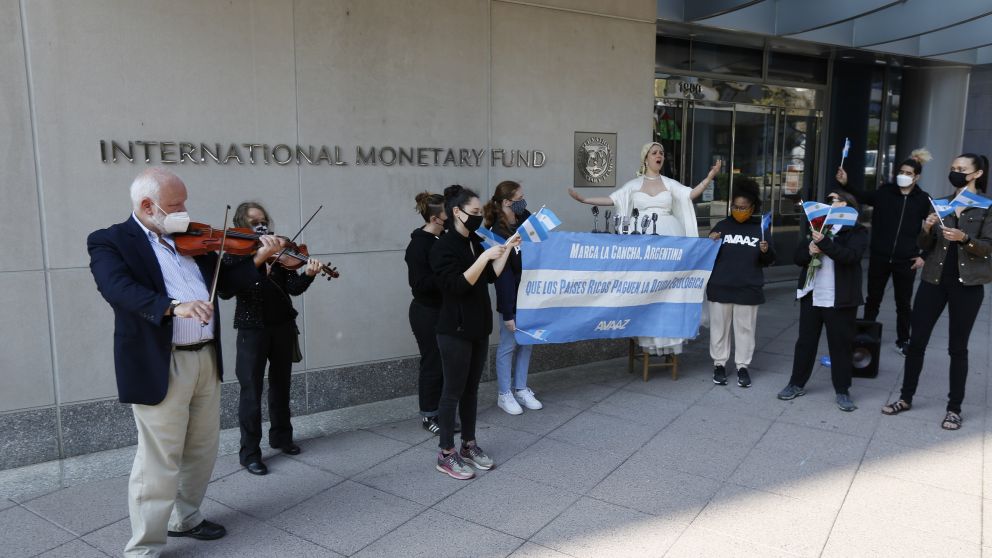 Activistas del movimiento cívico y ambientalista Avaaz pidieron ante la sede central del FMI que reduzca o elimine las deudas de países emergentes