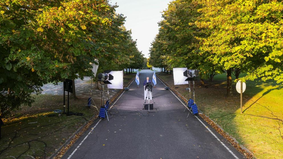 Fernández dio ayer el mensaje por las nuevas restricciones sin ningún colaborador cerca debido a su aislamiento