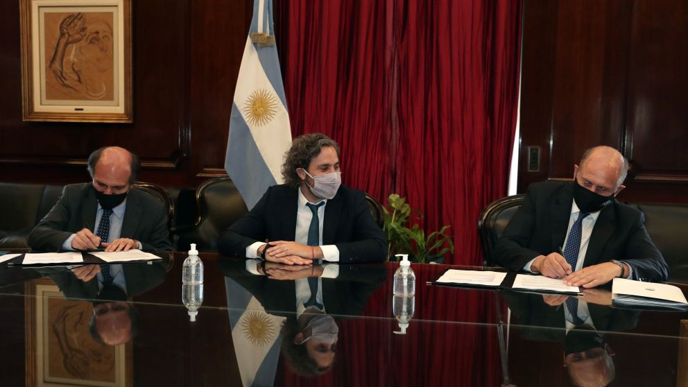 Eduardo Hecker, Santiago Cafiero y Omar Perotti, durante la firma del convenio