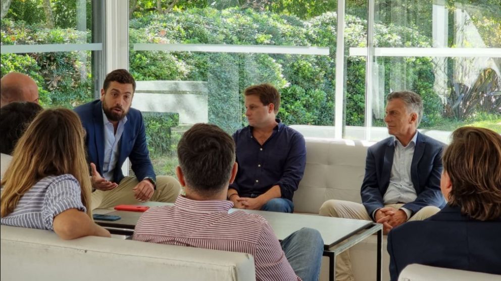 Alex Campbell, contagiado de Covid, estuvo sentado al lado de Macri sin tapabocas