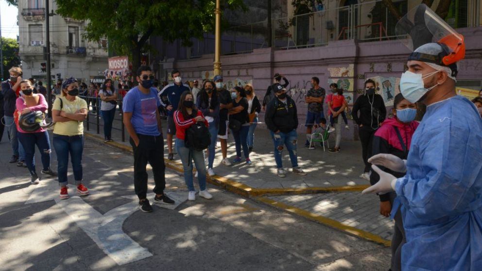 Largas filas en hospitales de Buenos Aires