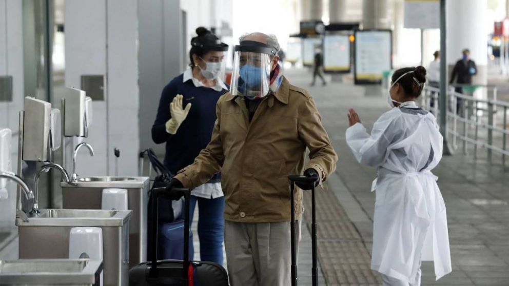 Los turistas y residentes porteños que lleguen en avión deberán realizarse los test en los centros sanitarios emplazados en Aeroparque y Ezeiza