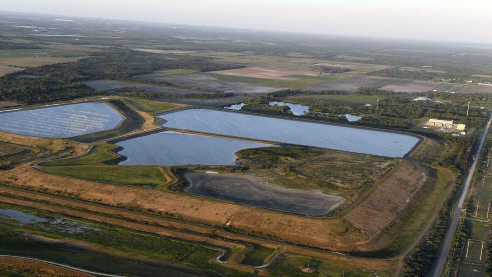 Colapso "inminente" de una represa con agua contaminada en Florida, Estados Unidos