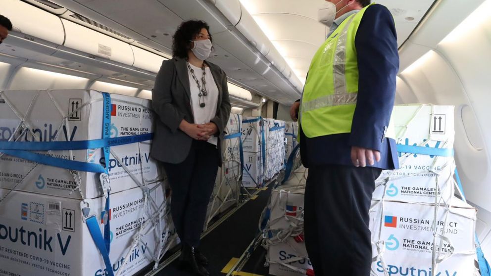 La ministra de Salud, Carla Vizzotti, en el avión que trajo hoy las dosis de Sputnik V