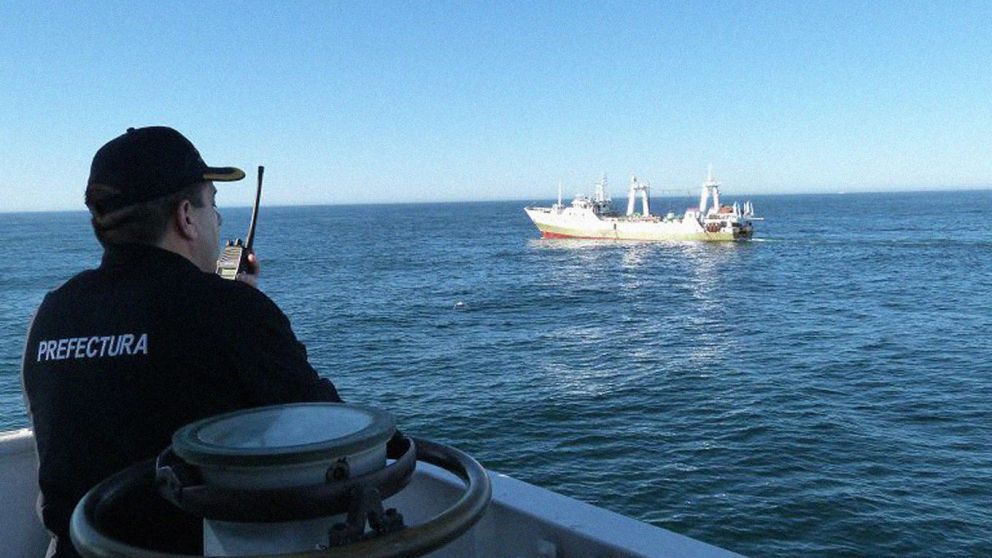 El Gobierno perfecciona los sistemas de vigilancia y multas: los buques que operan en la zona son españoles, chinos y coreanos principalmente