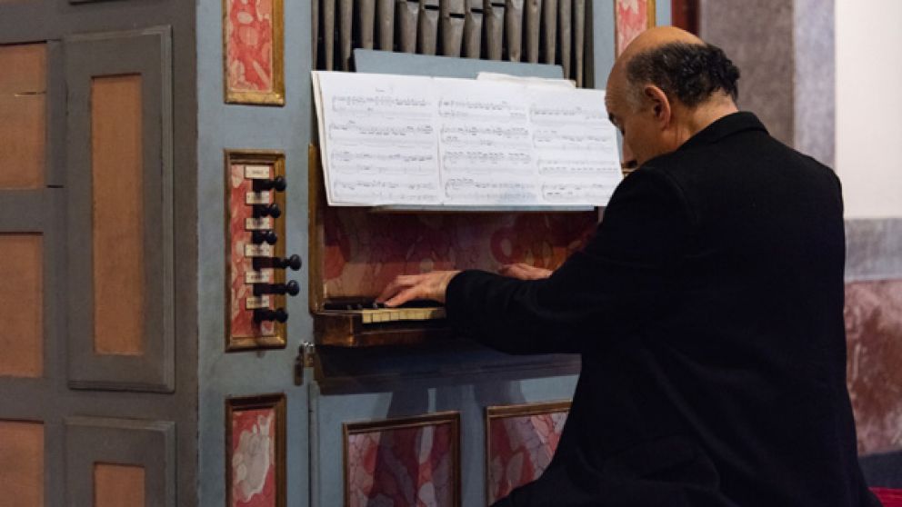 El Maestro Enrique Rimoldi en el órgano colonial del S XVIII