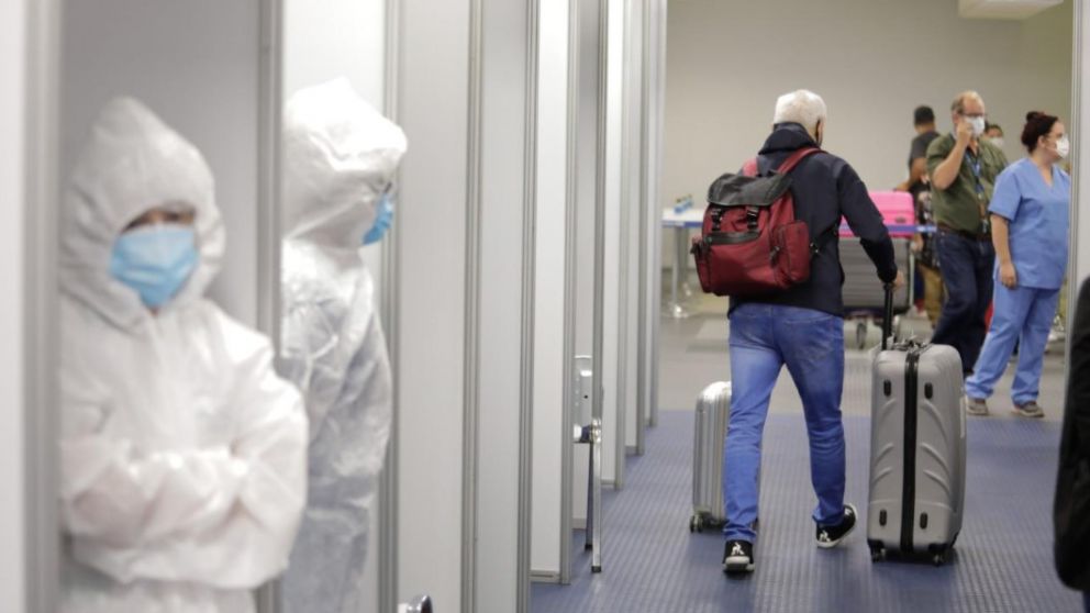 Todas las personas que lleguen de vuelos internacionales deben realizarse un test de coronavirus