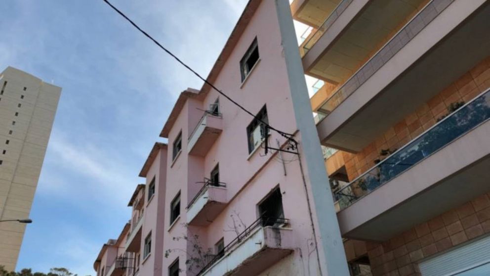El edificio mide 14 metros de alto y ambientes con 1 metro de ancho