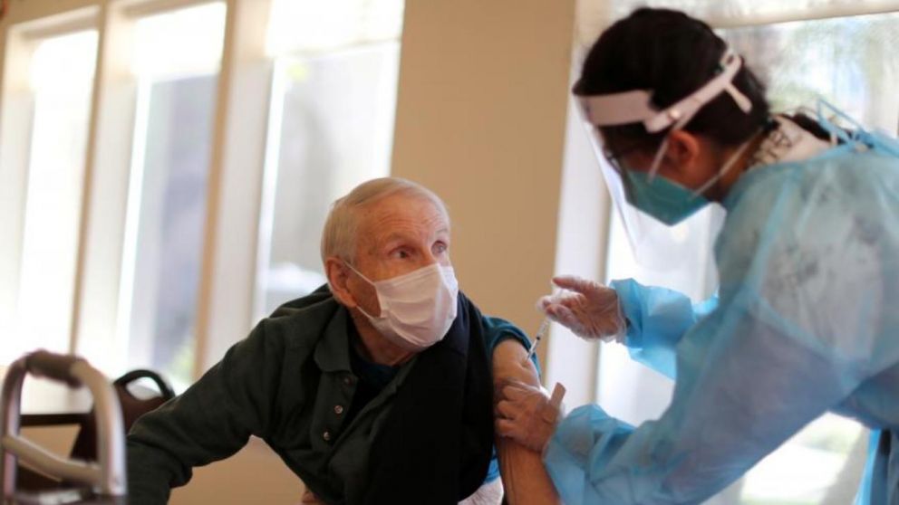 El plan de vacunación priorizará inocular una dosis en lugar de dos