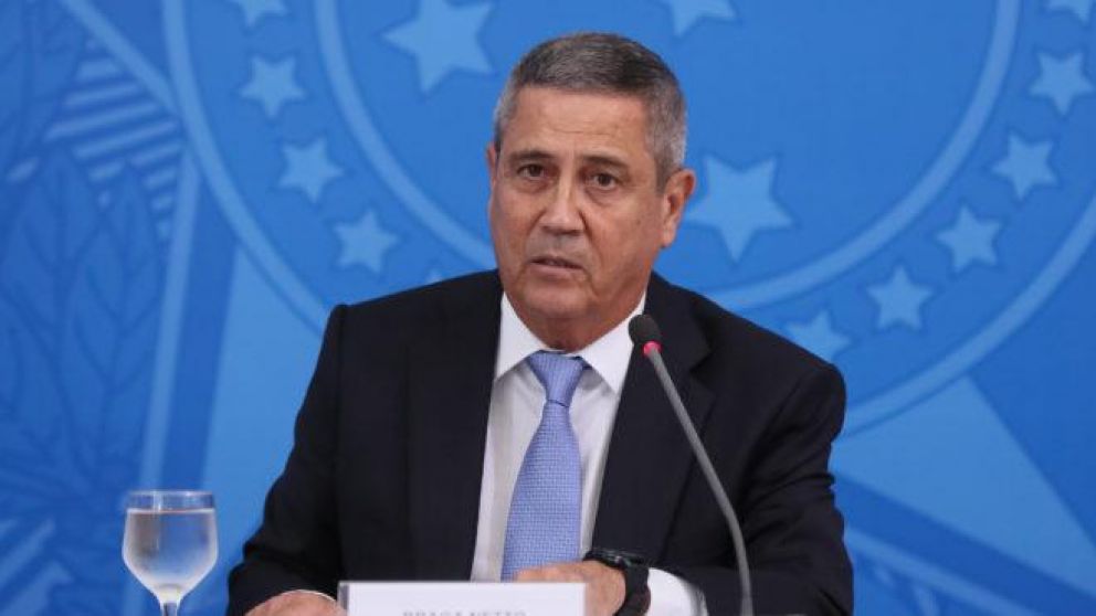 En pleno recambio ministerial, Bolsonaro echó a los jefes de las fuerzas armadas