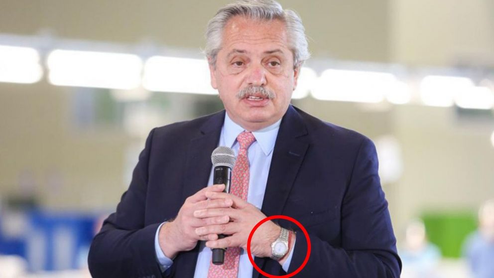 Tanto Carla Vizzotti como Santiago Cafiero llevaban la cinta roja puesta en la conferencia que brindaron el domingo