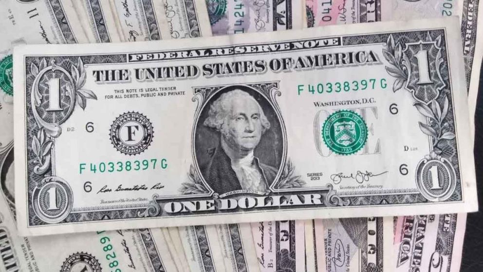 El dólar blue hoy se mantiene estable en 142 pesos para la venta