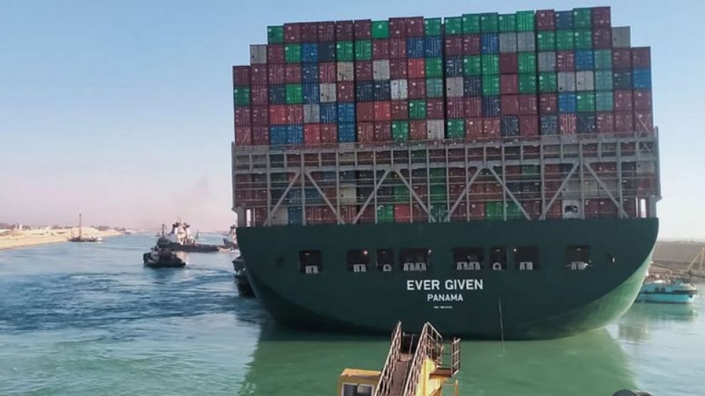 El buque Ever Given, cargado de contenedores, provocó caos en el comercio mundial