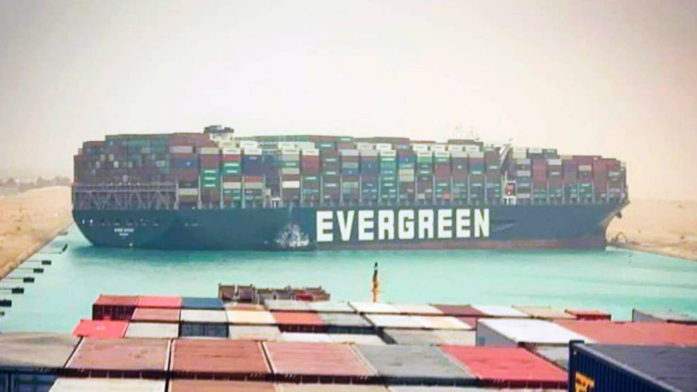 Se duplic� el n�mero de barcos que se acumulan alrededor del Canal de Suez, en Egipto