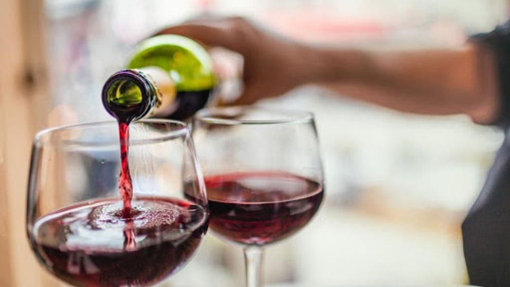 El vino tinto serviría contra el coronavirus