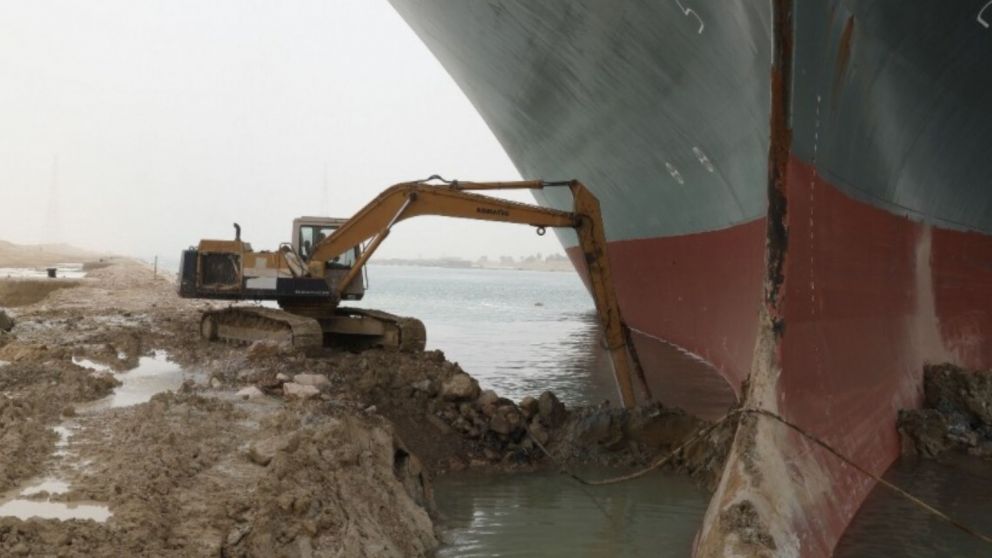 El carguero está atascado en la tierra y bloquea todo el paso del Canal de Suez