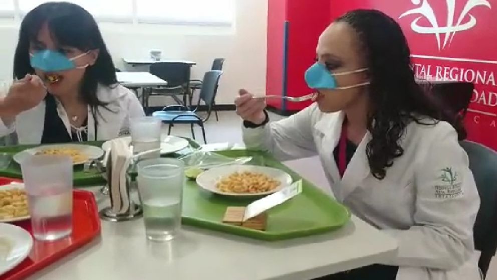 Coronavirus: crean un barbijo para tapar la nariz a la hora de comer