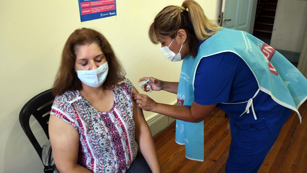 TELAM 10032021 La campaña de vacunación de docentes continúa extendiendose en diferentes centros de inmunización, como el que funciona en el sindicato Suteba de Almirante Brown, donde hoy recibían la primera dosis de Sinopharm, adquirida recientemente por