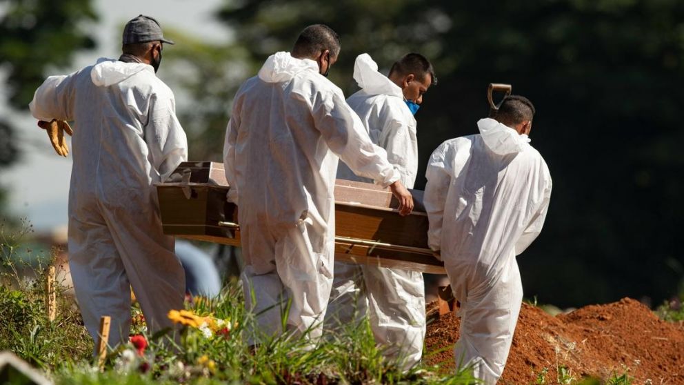 La circulación masiva de la cepa brasileña, denominada "Manaos" o P.1, una mutación del virus SARS-CoV-2 mucho más virulenta, está en el centro de esta nueva oleada.