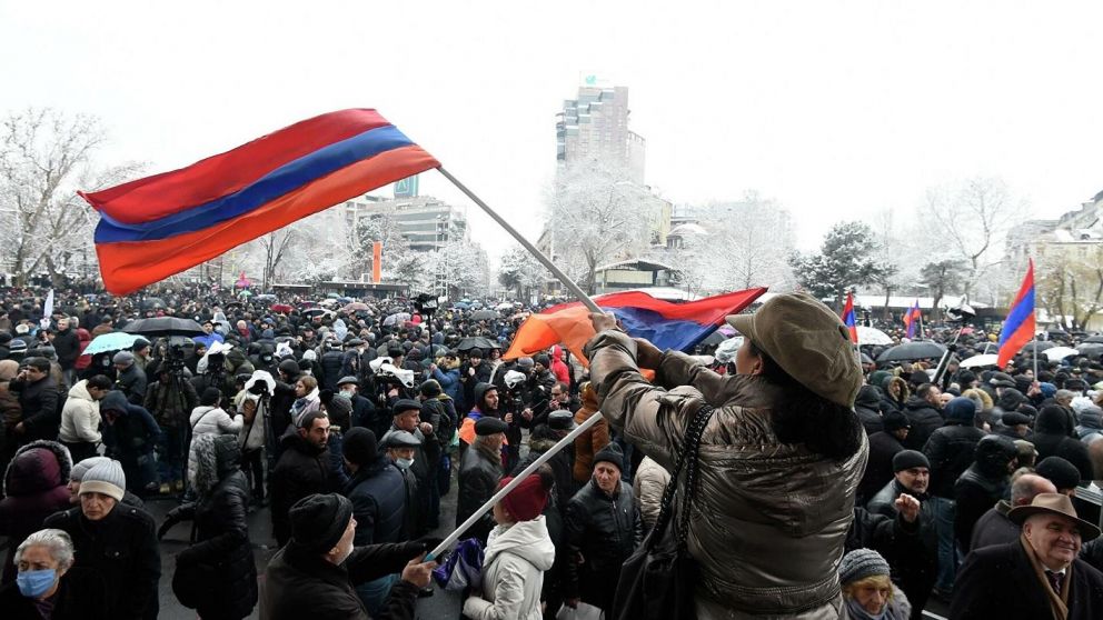 Las protestas contra el premier fueron en aumento desde noviembre pasado cuando Armenia firmó la derrota en una guerra de seis semanas con Azerbaiyán por Nagorno Karabaj,