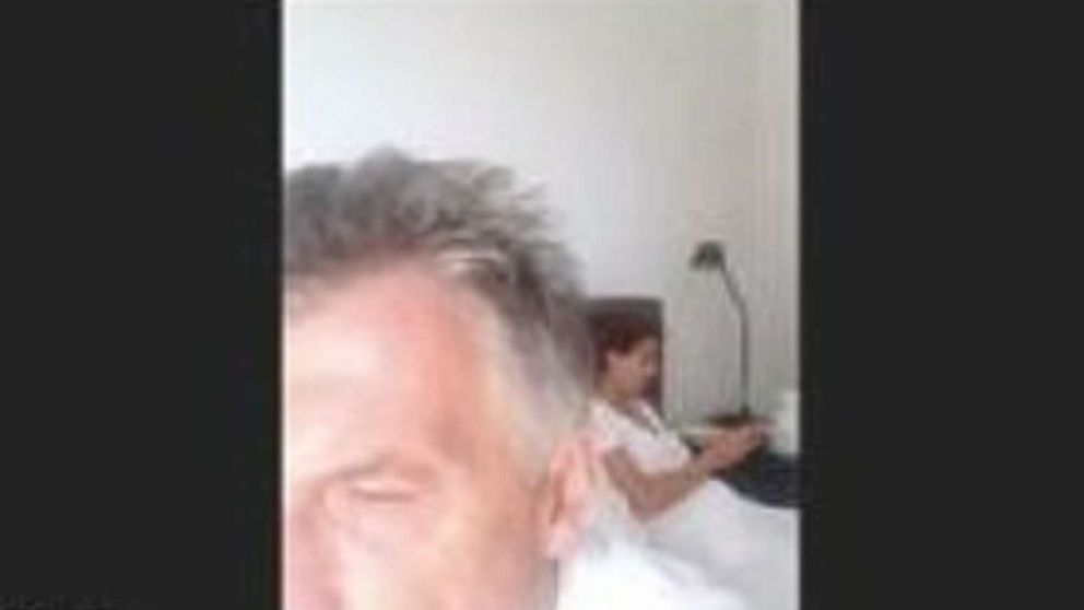 Macri participó del Zoom desde su cama, con Juliana Awada detrás