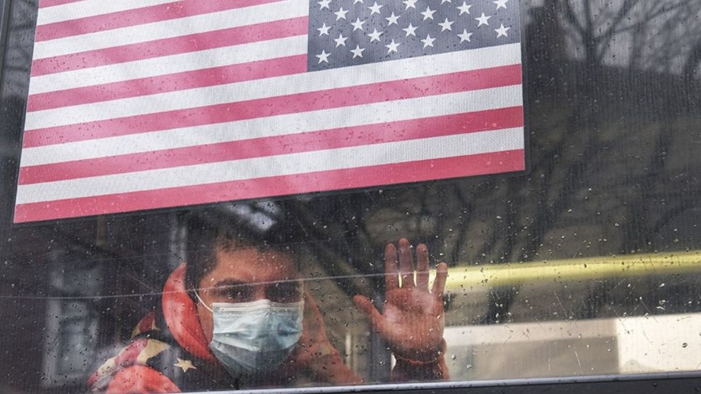 EE.UU. coloca 17.000 anuncios en radios de América Latina para disuadir a migrantes