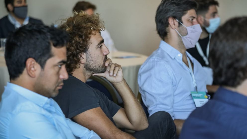 Del encuentro participaron Sebastián Maturano, líder de la Juventud Sindical Peronista (CGT) y Tomás Karagozian, presidente de la UIA Joven
