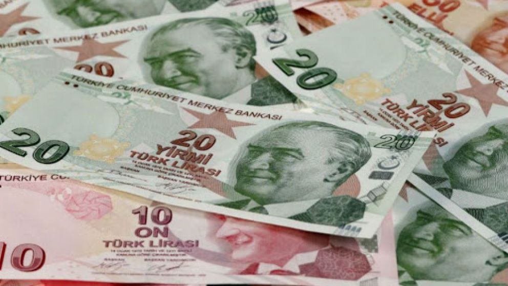 Turquía devaluó con fuerza su moneda