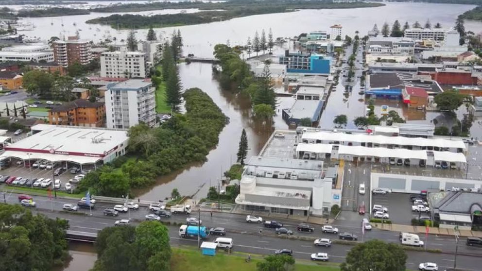 Se ordenó a las personas en partes del noroeste de Sídney que salieran de sus casas en medio de la noche ya que las inundaciones repentinas causaron una destrucción generalizada