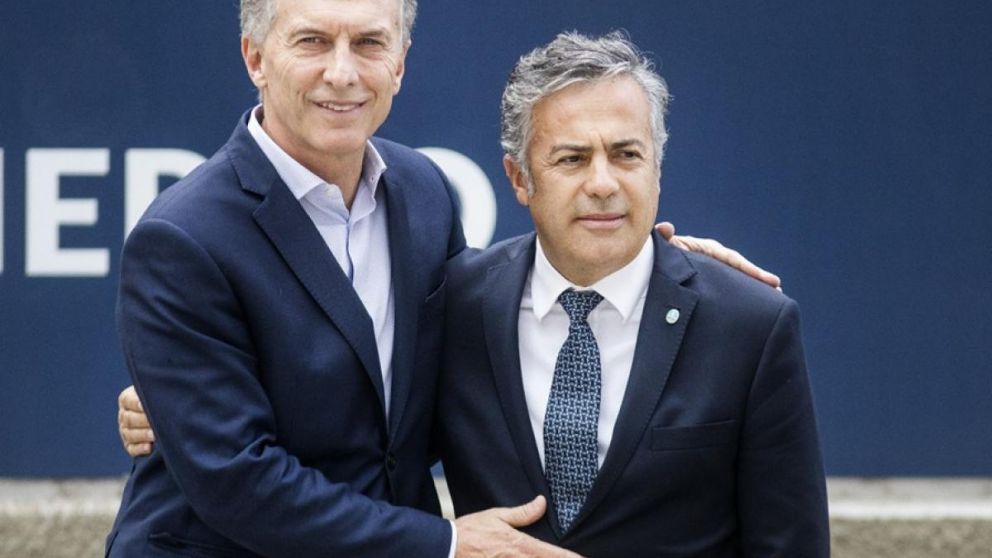 Cornejo dijo que toma el libro escrito por Macri como "una contribución"