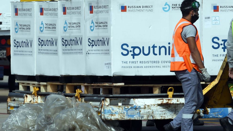 A pesar de la llegada de 330.000 dosis de la Sputnik V, el Gobierno está preocupado por la escasez global de vacunas