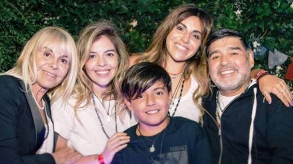 Dalma y Gianina�y Claudia Villafa�e, denunciaron penalmente a Mat�as Morla, por apropiarse de la marca Maradona