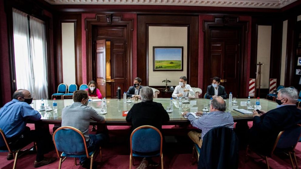 El gobernador Kicillof, junto a representantes del sector de maquinaria agrícola