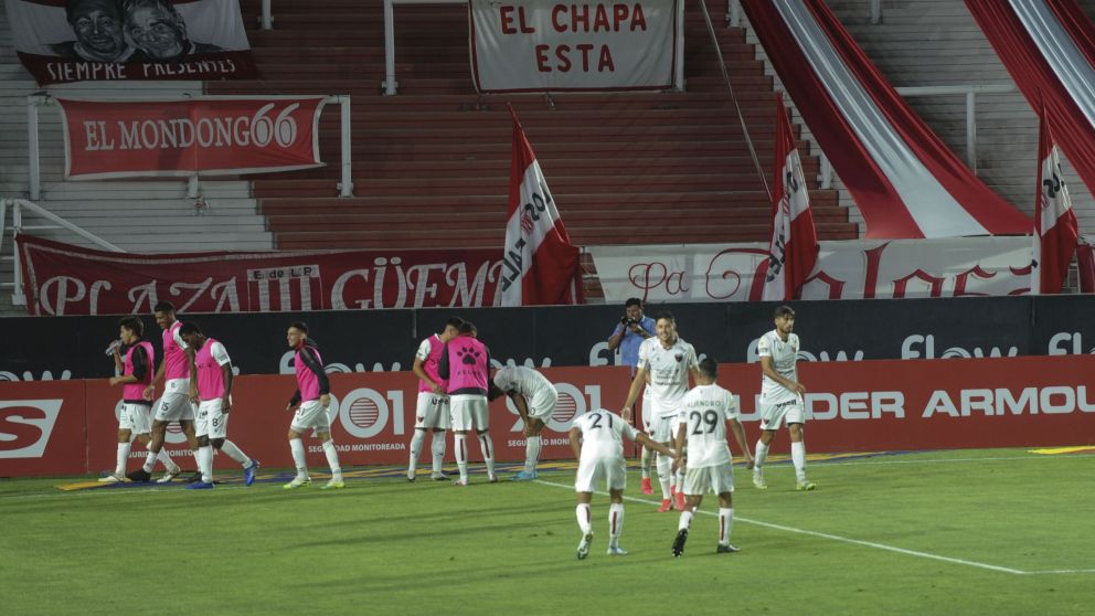 Colón festeja un gol frente a una tribuna con banderas, pero sin gente