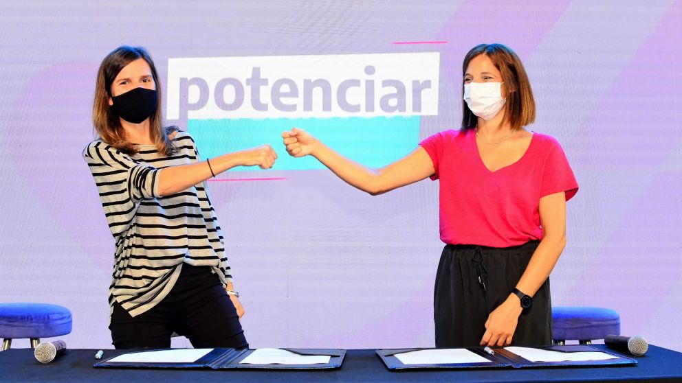 Raverta junto a Laura Alonso en el lanzamiento del programa Potenciar Inclusión Joven