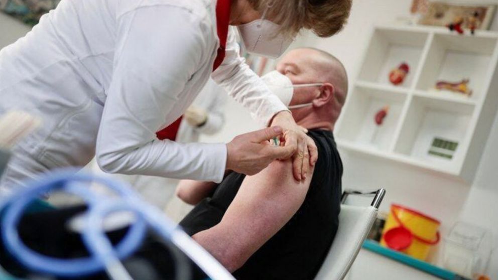 Países de Europa suspenden la aplicación de las vacunas de AstraZeneca