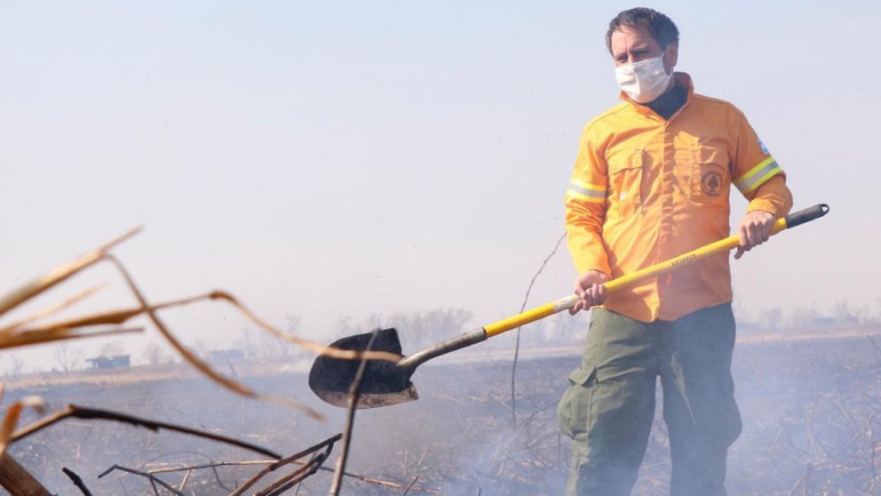 Juan Cabandié en agosto de 2020, cuando se acercó a dar ayuda durante los incendios en el Delta del Paraná