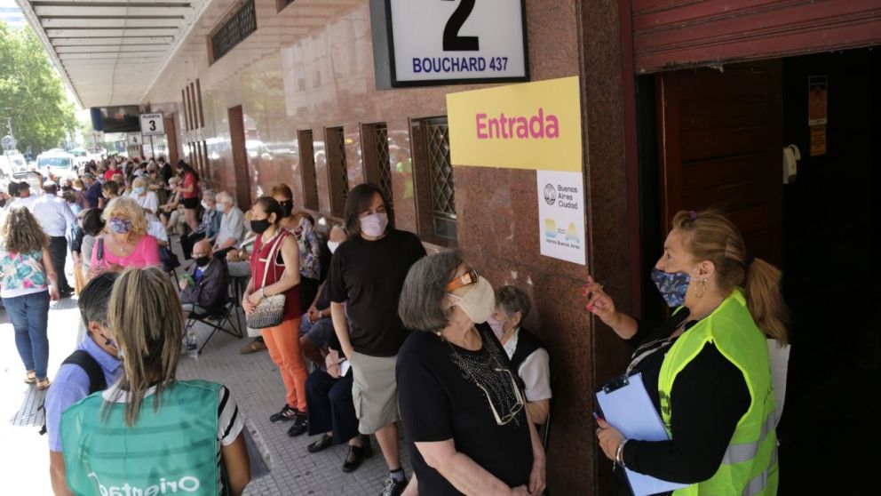 Desbordes en CABA durante la vacunación en el Luna Park