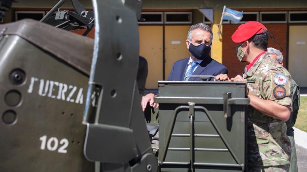 "Los que hablan de ese servicio no piensan en que vengan a buscar a sus hijos", dijo el ministro Rossi ante la pregunta