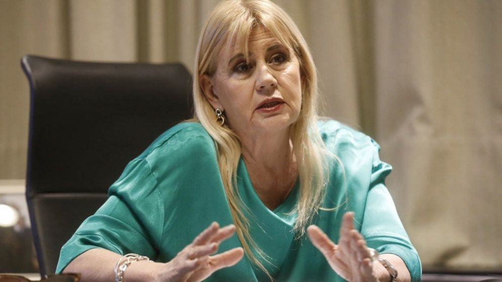 Agobiada, Losardo dejó el ministerio en medio de presiones