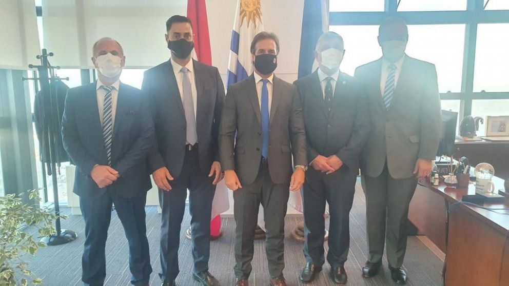 Ejecutivos de la empresa argentina le presentaron el proyecto al presidente uruguayo Luis Lacalle Pou