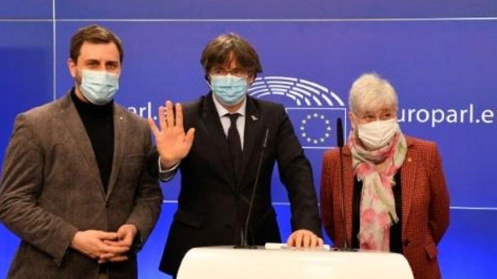 Carles Puigdemont, flanqueado por Toni Comín y Clara Ponsatí, en una rueda de prensa que dieron en el Parlamento Europeo,
