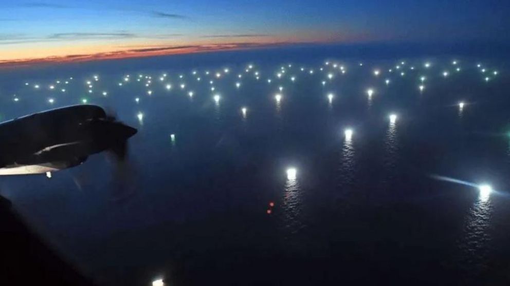 Vista aérea de miles de pesqueros ilegales