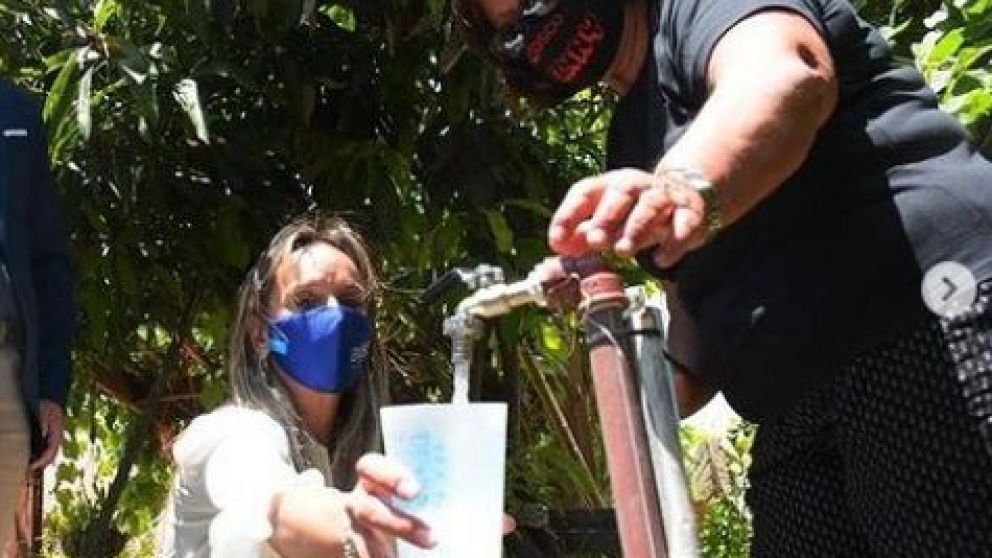 Malena Galmarini en una de las recorridas en las que Aysa fue extendiendo la red de agua potable