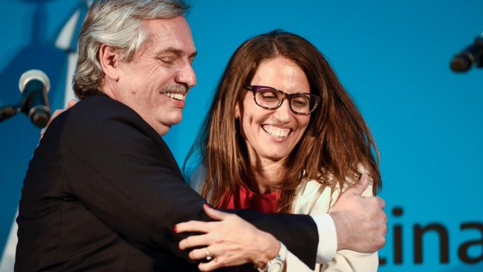 Alberto Fernández y Elizabeth Gómez Alcorta durante su jura como ministra