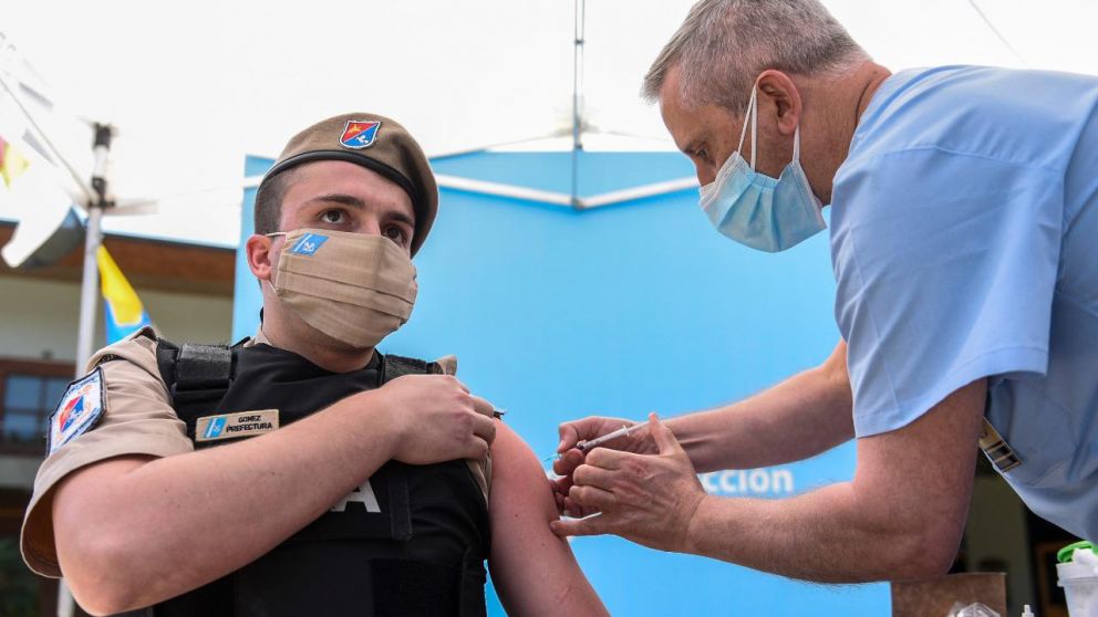 La campa�a comenz� con la inoculaci�n de 20 efectivos en un acto en la Direcci�n de Protecci�n Ciudadana