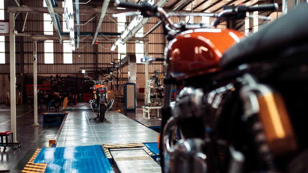 El grupo local también produce motos de la marca Royal Enfield