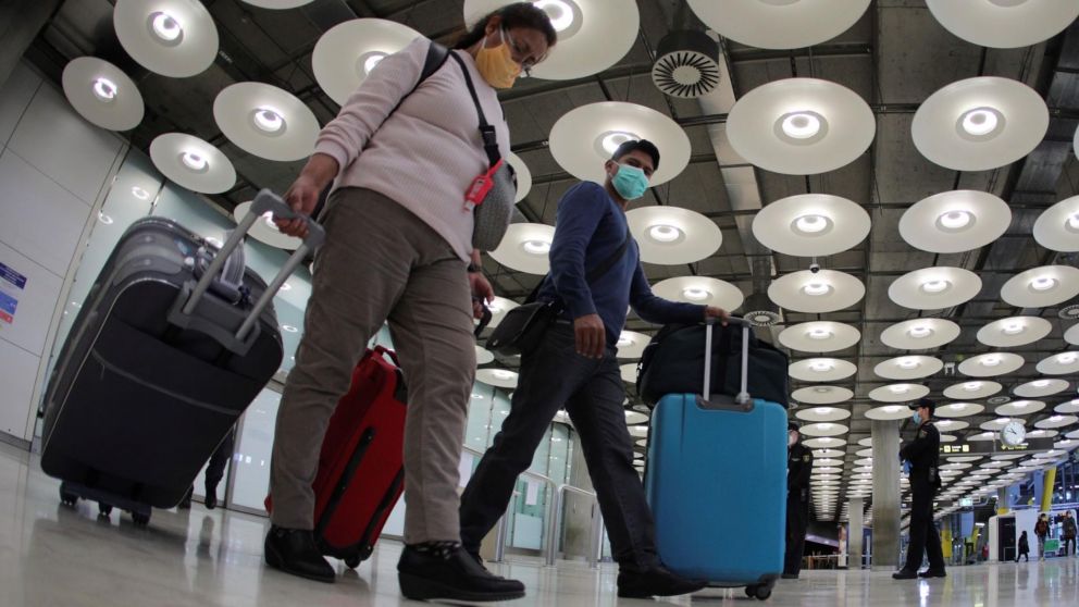 España amplía la cuarentena obligatoria a viajeros de Colombia, Perú y otros 8 países
