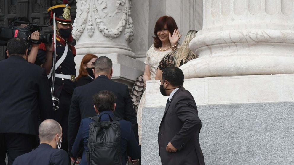 Cristina Fernández de Kirchner llegó al Congreso Nacional a las 11.10 para presidir la Asamblea Legislativa en la que el presidente Alberto Fernández dejará inaugurado